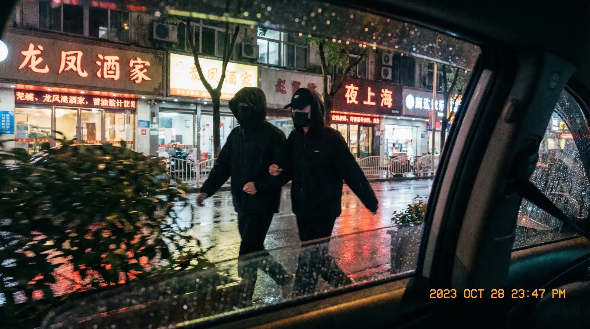 渣男和渣女在一起抹胸 - 顶流明星深夜密会现场抓拍照片